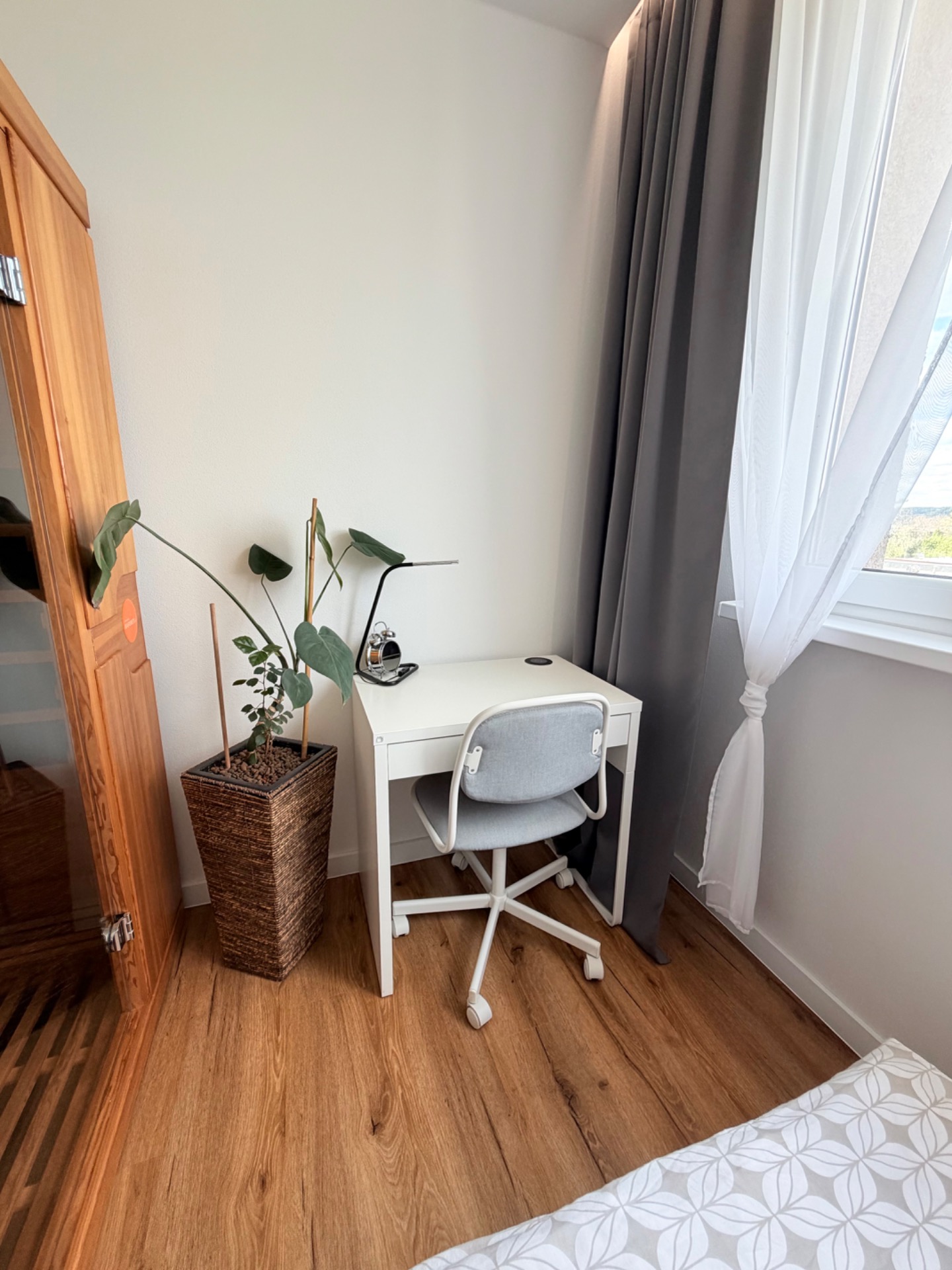 Relax pokoj - pracovní stůl s lampočkou a bezdrátovou nabíječkou