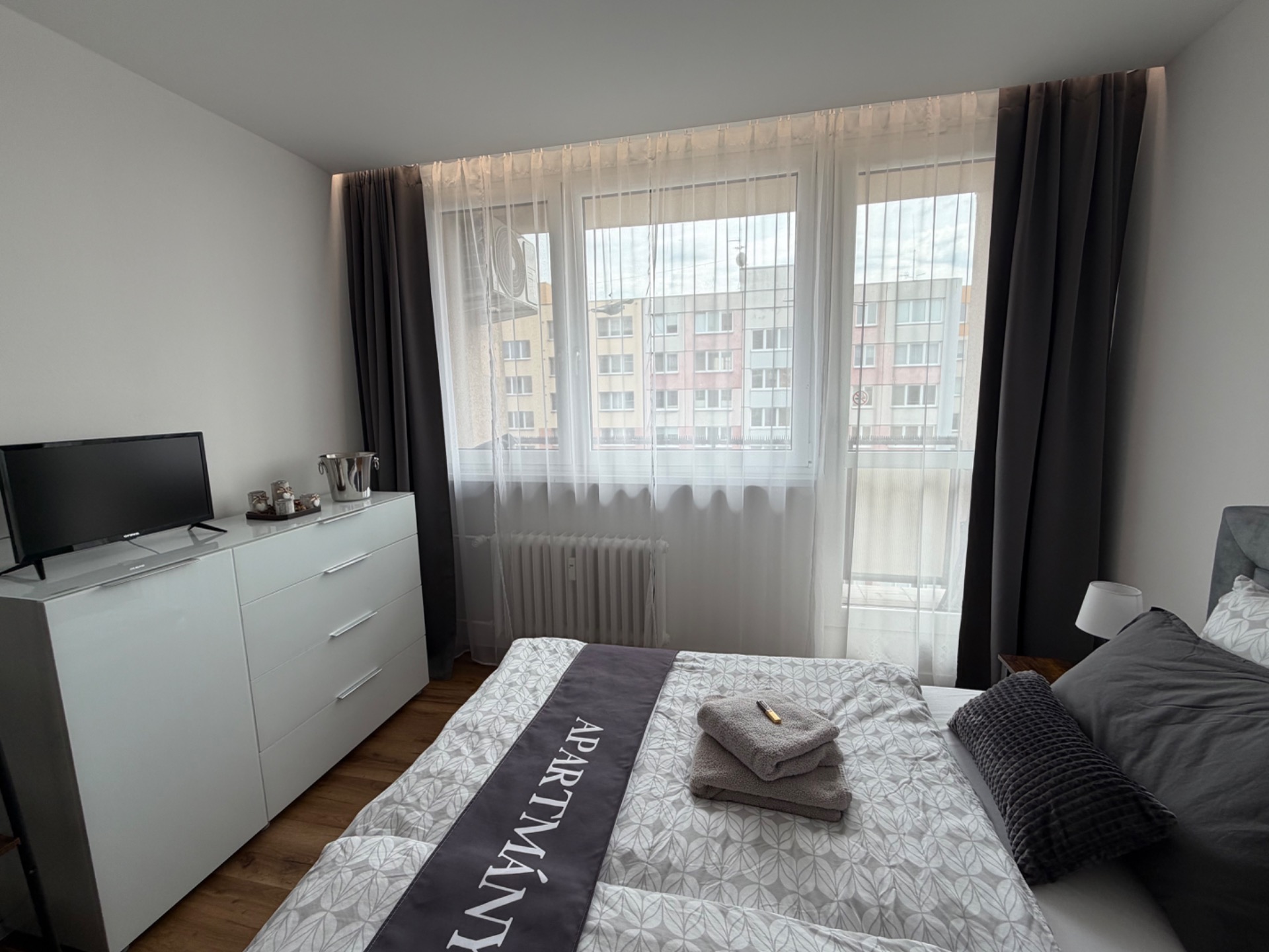 Ložnice - zatemňovací závěsy + vstup na balkon