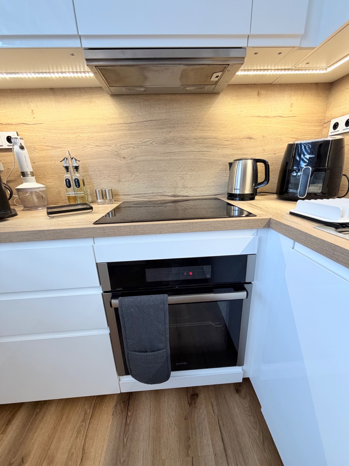 Kuchyně - elektrická chytrá dotyková trouba značky GORENJE + digestoř