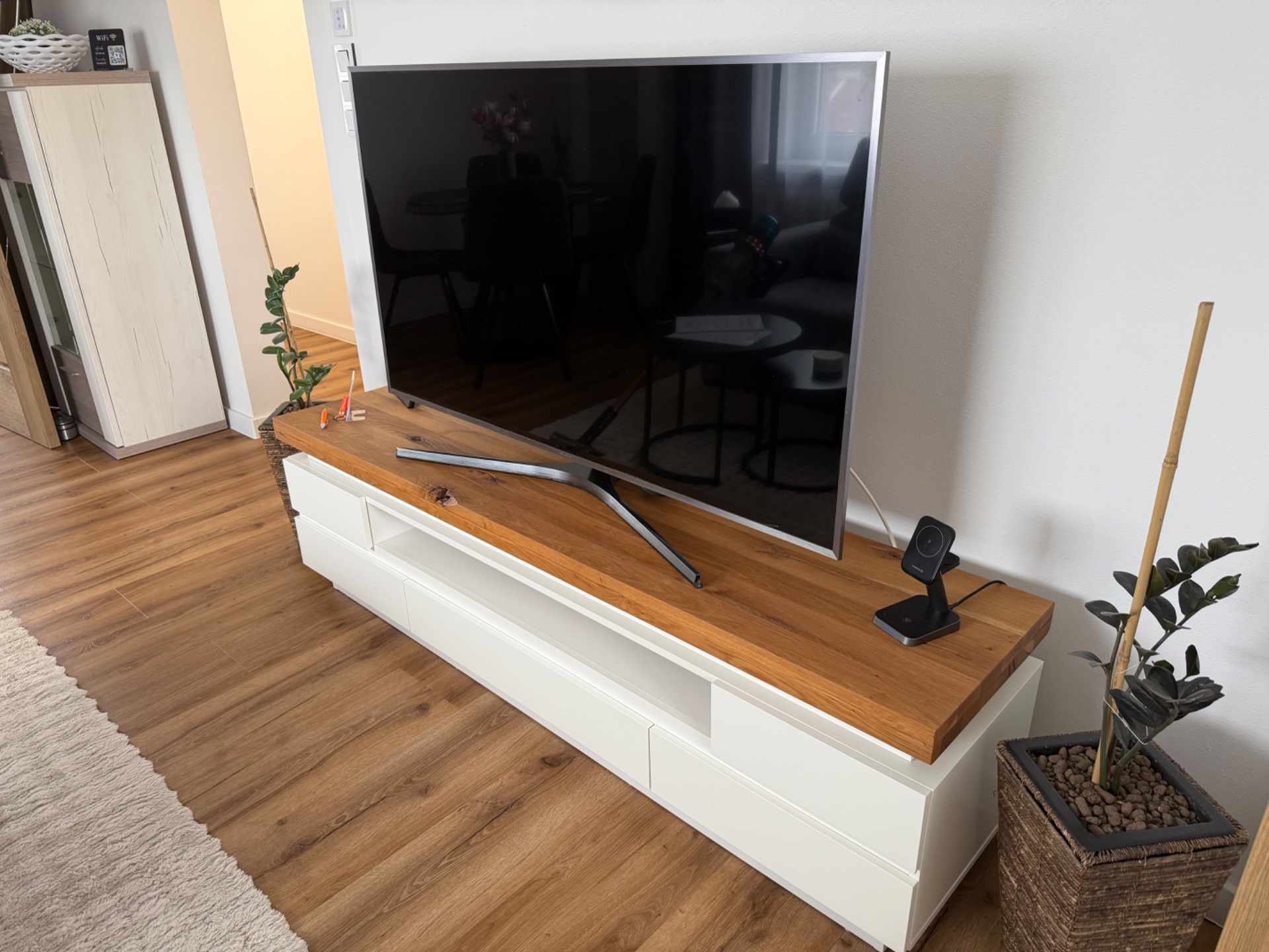 Obývací pokoj - chytrá 55 palcová televize značky SAMSUNG